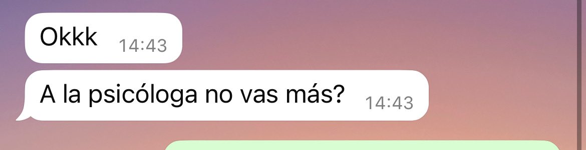 juuliflorenza's tweet photo. Yo diciéndole a mi mamá que me quiero hacer algo en el pelo porque me aburrió 
Mi mamá en corto: https://t.co/Mye3bD83Yr
