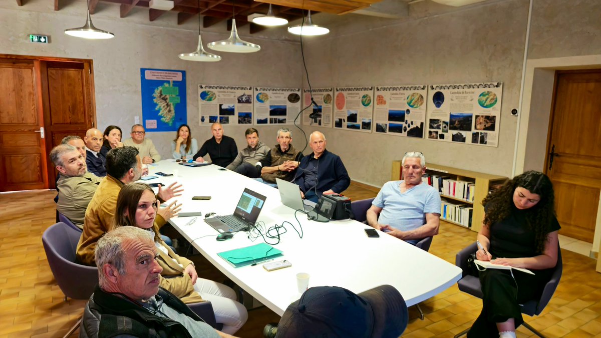 OEHC_'s tweet image. 💠Oghje in Pianottuli è Caldareddu 

💦▶️ Riunione in merria in presenza di a presidente di l’@OEHC_  @VanninaLuzi  pè prisentà l’estensione di e rete in acqua agricula è e sfarente tappe di stu prugettu. 

💧Prugrammazione d’i travaglii

🚜 170 ettare irrigati 💦

#odarc