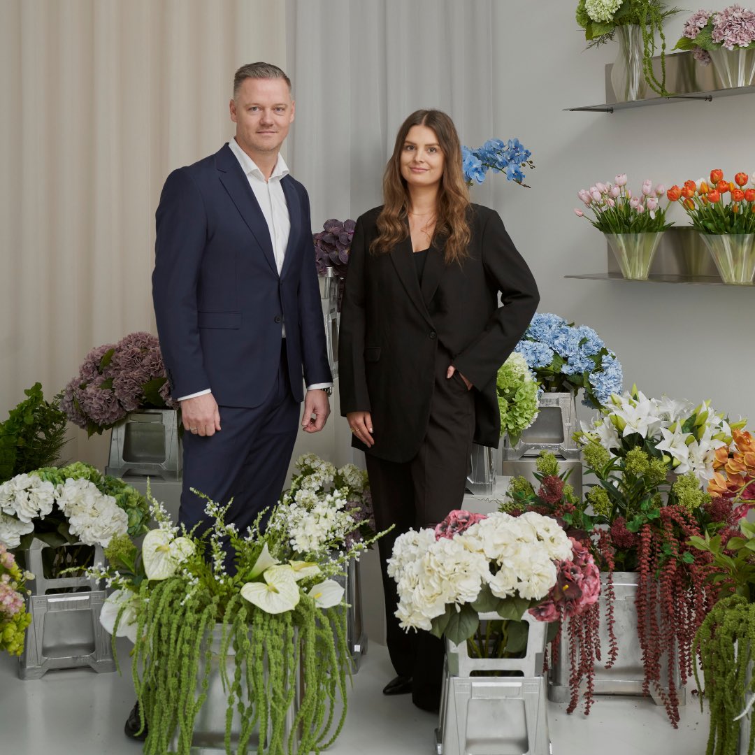 Har i dagens afsnit af Løvens Hule investeret i Bloom Objects der sælger kunstige blomster og 3D vaser.

Kig forbi butikken i Aarhus eller køb online på bloom-objects.com