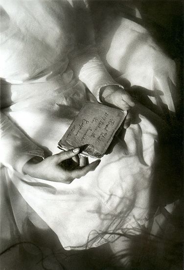 Je te dirai le royaume imprenable
où je t'ai couronné
Les chemins de ta peau
où j'effleure tes nuits
Je te parlerai des forêts sacrées
où se rejoignent nos rêves
Je te dirai
le tremblement de l'univers
quand tu t'éloignes de moi
Je te chanterai l'aube
Jusqu'au bout de la vie
