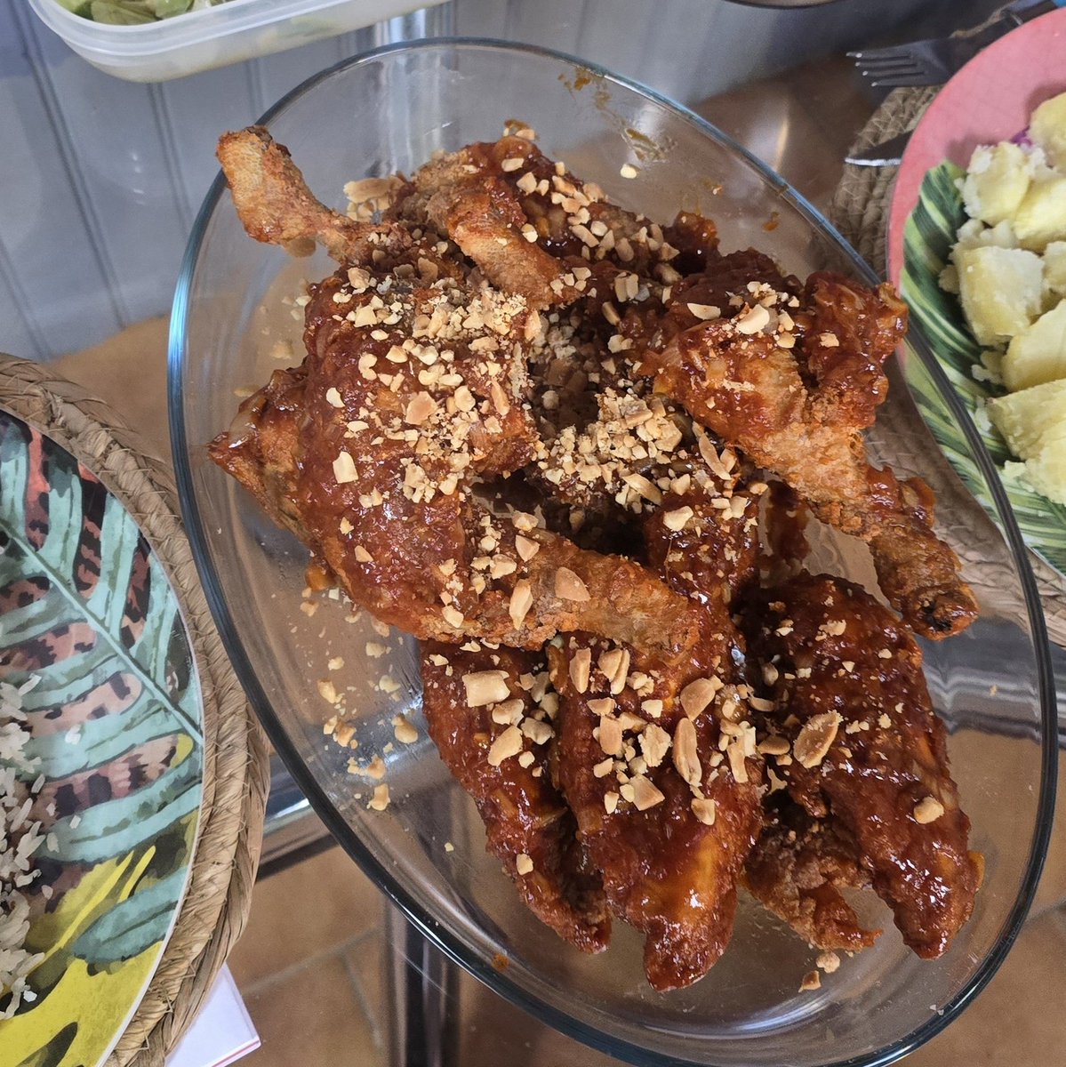 Haven't eaten yangnyeom tongdak since July. Had to make it myself and I admit it was almost as good as restaurant-made.
Had made it years ago and maangchi recipe is still the best 😋🤤 <a href="/maangchi/">Maangchi</a>