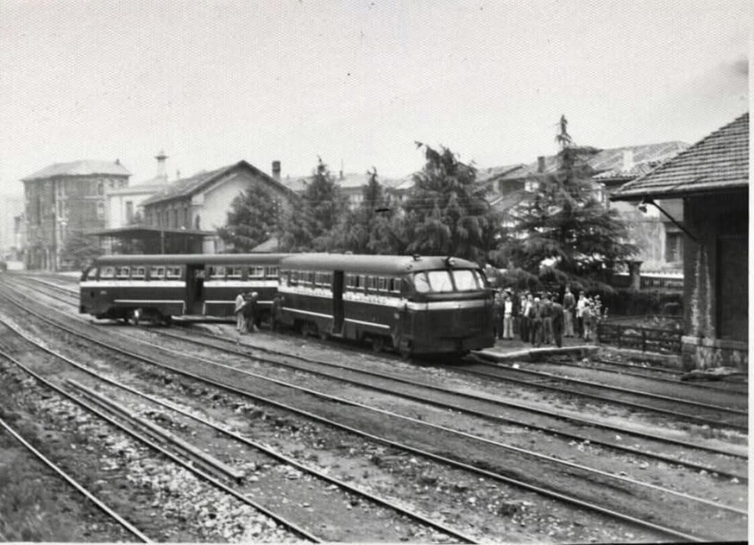 Ferrocarril de Langreo: dos automotores Mack no se ponen de acuerdo en que via tomar. Con la supresion del plano de Florida en 1963, por fin pudo el Langreo incorporar material moderno como el Talgo y los Mack, comprados de segunda mano al New Haven Railroad