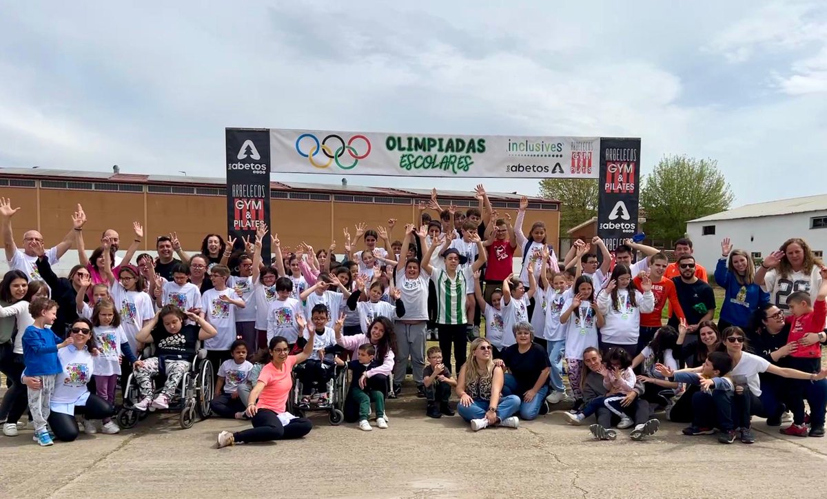 saludtorvis's tweet photo. 🏅💙 Hoy hemos vivido una jornada maravillosa en las IV Olimpiadas Escolares organizadas por @Inclusivesvva .Hemos compartido juegos, risas y compañerismo con sus compañeros y compañeras del CEE. #Inclusion https://t.co/4aNHUZ0P1k