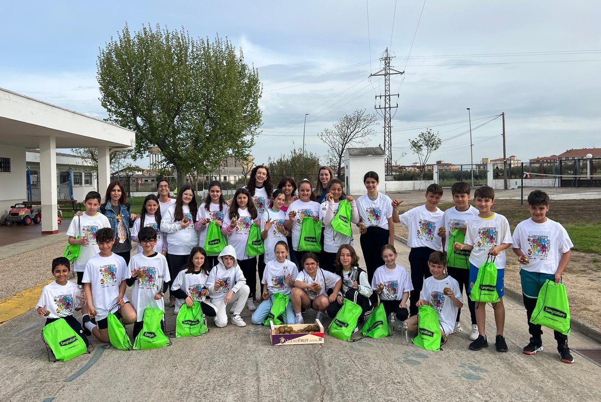 saludtorvis's tweet photo. 🏅💙 Hoy hemos vivido una jornada maravillosa en las IV Olimpiadas Escolares organizadas por @Inclusivesvva .Hemos compartido juegos, risas y compañerismo con sus compañeros y compañeras del CEE. #Inclusion https://t.co/4aNHUZ0P1k