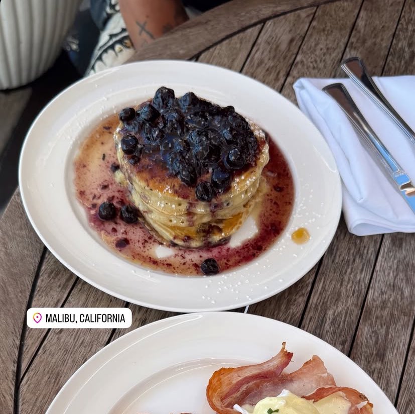 's tweet image. UPDATE | Migalha 😮‍💨. É possível ver o braço de Louis no story da Zara McDermott!

via zara_mcdermott | 10.04.25