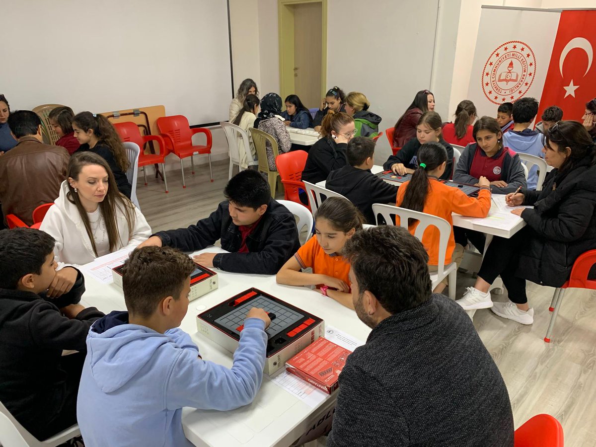 📍Türkiye Akıl ve Zeka Oyunları İlçe Finali Ortaokul Kademesi Turnuvası Karaburun Halk Eğitimi Merkezi Konferans Salonunda gerçekleştirildi. Turnuvaya katılan öğrencilerimize İlçe Milli Eğitim Müdürümüz tarafından katılımcı belgeleri verildi.
<a href="/izmir_ilmem/">İzmir İl Milli Eğitim Müdürlüğü</a> <a href="/yahsiomer/">Dr. Ömer YAHŞİ</a>  <a href="/ABayat76/">alaaddin bayat</a>