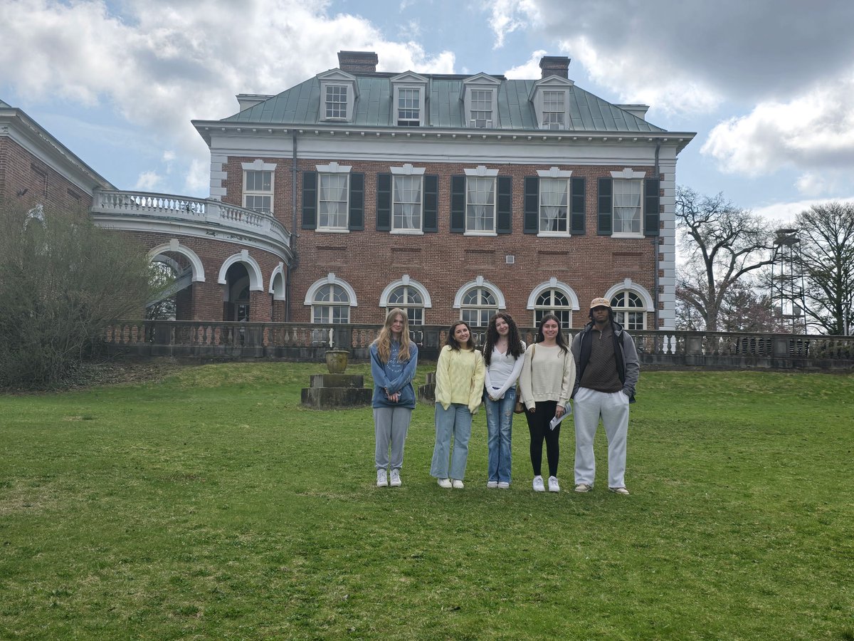 Ms. Vargas-Curatola’s College Level French class visited the Nassau Museum of Art, viewing exhibits of Art Deco artwork, architecture, and fashion. Students were prompted to explore an artistic movement that originated in Paris, France and to reflect on the French’s influence.