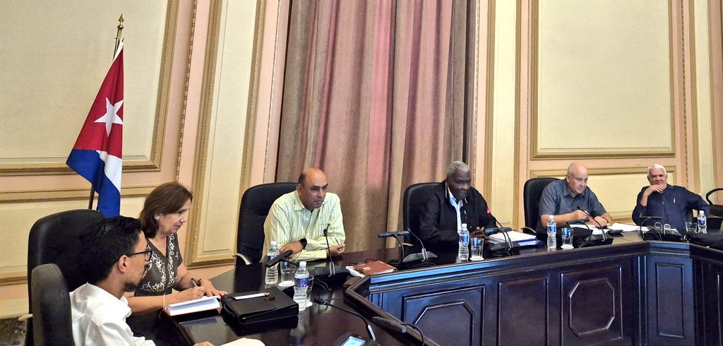 AsambleaCuba's tweet photo. Esteban Lazo preside chequeo parcial por comisiones de @AsambleaCuba🇨🇺 de acuerdo de la Asamblea Nacional del #PoderPopular sobre objetivos del Programa de @GobiernoCuba; relacionado con el @minalcuba; con la participación de @anamarianpp, @JorgeLuisTapiaF y @AlbertoLopezcu https://t.co/g229vHs5za