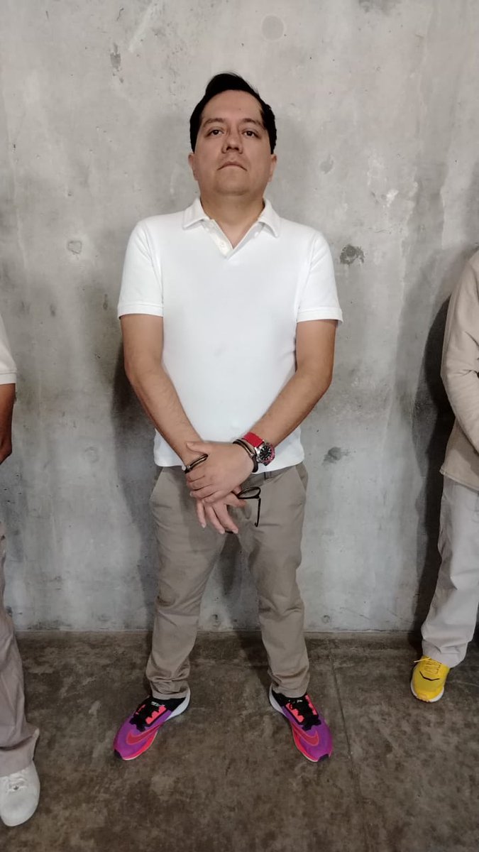 Un reo, identificado como Óscar Mario López Cárdenas, acusado de homicidio calificado, logró fugarse hace unos momentos de la Clínica del Valle, en Tlacolula de Matamoros, en donde supuestamente era custodiado.

Corporaciones realizan operativos de búsqueda. #Oaxaca