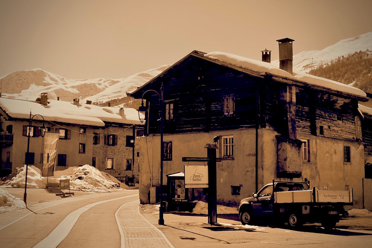 DeepGreens2's tweet photo. Streets of Italy... #Photography #CreativeThursday https://t.co/cQL0lyIapi