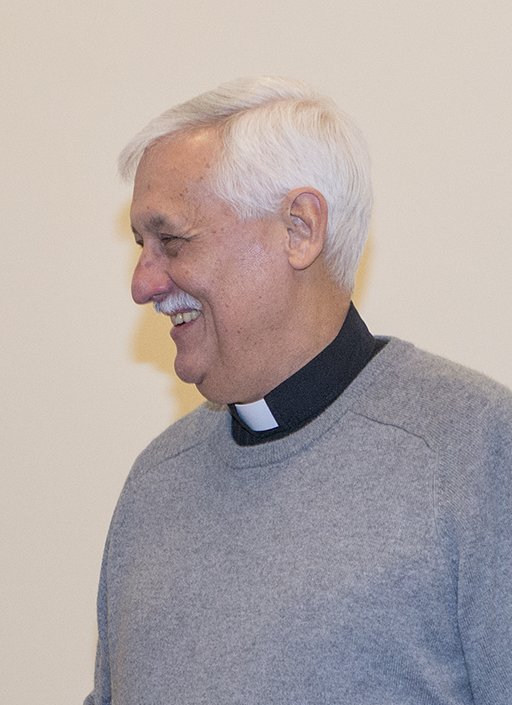 botellazo's tweet photo. En un cable de EFE, encontramos una dura Declaración de Arturo Sosa Abascal: 
El Prepósito General de la Compañía de Jesús, el venezolano Arturo Sosa, SJ, que dirige desde 2016 la Compañía de Jesús, la orden más numerosa de la Iglesia católica y a la que pertenece @Pontifex_es expresó este jueves en Roma su dolor por la situación de Venezuela, se mostró crítico con el arresto de presos políticos en sus cárceles y alegó que estas son usadas “como instrumento de la política” del régimen venezolano.

“El Gobierno está ahí por la fuerza, no por el consenso de la población”, dijo el religioso venezolano, que remarcó sentir “dolor” por la situación de su país, donde hay un “crecimiento de la diferencia entre ricos y pobres, con poquísimos ricos y muchísimos pobres”.
En una conferencia de prensa con la asociación de periodistas extranjeros en Roma, destacó que hubo “al menos 1.000 detenidos políticos en Venezuela en el último año”, y están en unas cárceles donde “no están en mejores condiciones que las prisiones del Salvador”, donde lamentó que fueran enviados unos 250 venezolanos deportados por EEUU como parte de las nuevas medidas del Gobierno de Donald Trump.

Sosa, doctor en Ciencias Políticas, agregó que en Venezuela los jesuitas y la Iglesia “están con la gente”, y la orden tiene presencia en casi dos centenares de escuelas “que funcionan cada día” y buscan “dar de comer a los estudiantes”.

“¿Qué se puede pensar de un Gobierno donde los niños no llegan a escuela porque no tienen nada que comer?”, se preguntó el superior general de los jesuitas.

El superior general de la Compañía de Jesús también lamentó el bajo salario de los maestros, y denunció que perciben un sueldo de sólo unos 20 dólares al mes, pese a que en Venezuela “una familia tiene necesidad de 500 dólares al mes”.

Asimismo, insistió en que en “la Iglesia no ha estado callada ni tranquila en Venezuela”.

“La iglesia no quiere poder político, pero intentamos que la gente participe en la vida política”, aunque “ahora los espacios están completamente cerrados”, concluyó Sosa.

Sosa reivindicó también el legado y las medidas de apertura hechas por el papa Francisco a lo largo de sus últimos doce años de pontificado. 
#10Abril