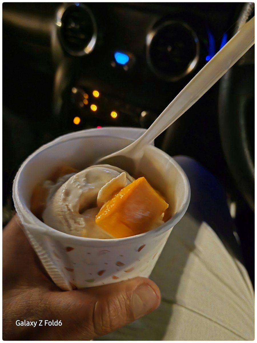Offshorebuoy's tweet photo. Easy dinner followed by Bachelorr's mango &amp; ice cream.... https://t.co/0OsBpSOu9b