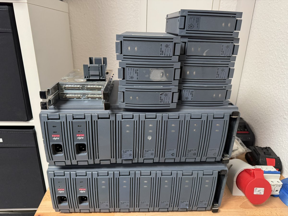 deccomputers's tweet photo. I got two #DEC BA356 #StorageWorks shelves quite cheaply. All 11 hard drives work, which is rare for second-hand purchases, and I also got some extras for free, in particular 7 x 3.5" StorageWorks Building Blocks (SBB). https://t.co/kU5M7syBU1