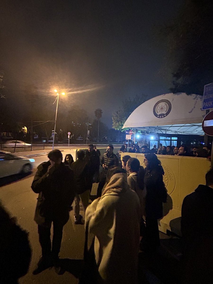vatan emniyetin önünde avukatlar içeri alınmıyor. gözaltına alınan arkadaşlarımız hakkında bilgi verilmiyor. polis amiri avukatları karşı kaldırıma geçmezseniz müdahale edicez diye tehdit ediyor.