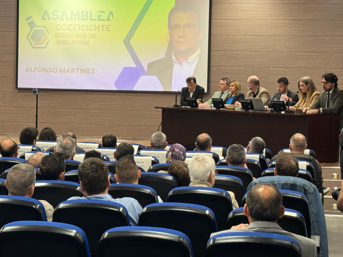 Pascual_SH's tweet photo. Interviniendo en la II Asamblea Nacional del Coeficiente Reductor de Jubilación de los trabajadores de la Industria Química y del Refino, organizada por @STR_Sindicato en la ciudad de #Cartagena 🇪🇸🛢️⚗️

#CoeficienteReductorSTR