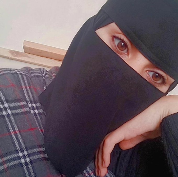 ينقصنا من يسأل عن الحال الحقيقي↵الحال المتُعب↵وليس الحال الذي دائماً بخير↵🖤