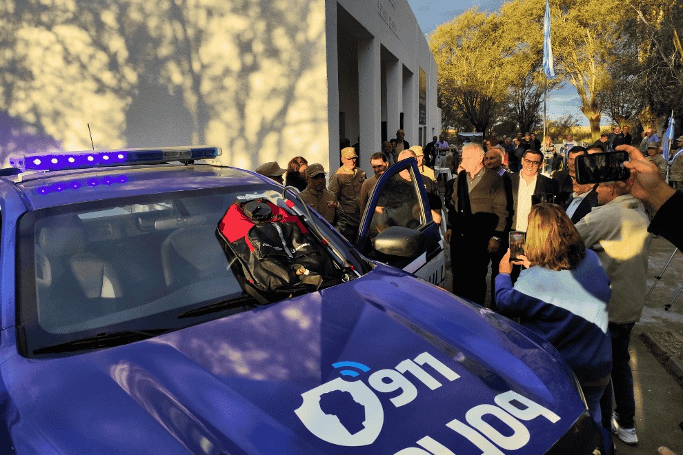 gobdecordoba's tweet photo. 🙌👮 Inauguramos un nuevo destacamento policial para reforzar la #SeguridadRural en el sur provincial. Se trata de las localidades de #Mattaldi y #Jovita. La dependencia pertenece a la División #HuincaRenancó y cuenta con instalaciones adecuadas para los oficiales que prestan servicio al sector agropecuario.
🚓 Además, sumamos una camioneta 0km totalmente equipada para tareas de vigilancia, prevención y asistencia a productores. La nueva unidad cuenta con un kit para la contención de focos de incendio en establecimientos rurales.
Más info 🔗 https://t.co/RXaujaJRS5
#SeguimosHaciendo #Seguridad