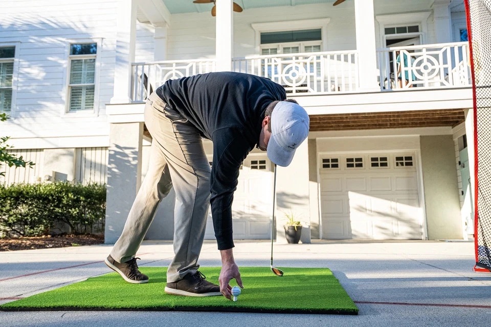 Celebrate the #Masters 🌸 with the 15% off our #Golf Collection! 🏌️‍♂️

Check out our Range Pro Folding Turf Mat! This heavy duty portable golf hitting mat easily folds for transport and storage. 🙌

Shop now for a limited time with code MASTERS15! 🧥💚 l8r.it/fdRI
