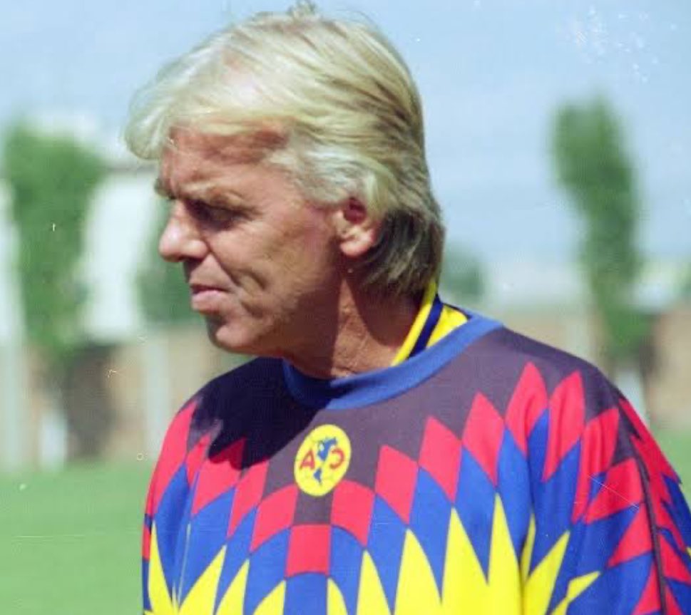 PpMeza's tweet photo. Gracias por todo Leo, imposible pensar en la década de los 90 y no recordar ese fútbol espectacular que lograste con el Ame, no ganaste nada, cierto, pero nos dejaste como legado Americanista a nuestro máximo ídolo en la cancha, y al mejor portero de la historia de Mexico. DEP. https://t.co/ywyCtb1mLV
