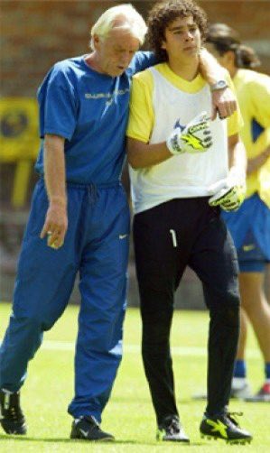 PpMeza's tweet photo. Gracias por todo Leo, imposible pensar en la década de los 90 y no recordar ese fútbol espectacular que lograste con el Ame, no ganaste nada, cierto, pero nos dejaste como legado Americanista a nuestro máximo ídolo en la cancha, y al mejor portero de la historia de Mexico. DEP. https://t.co/ywyCtb1mLV