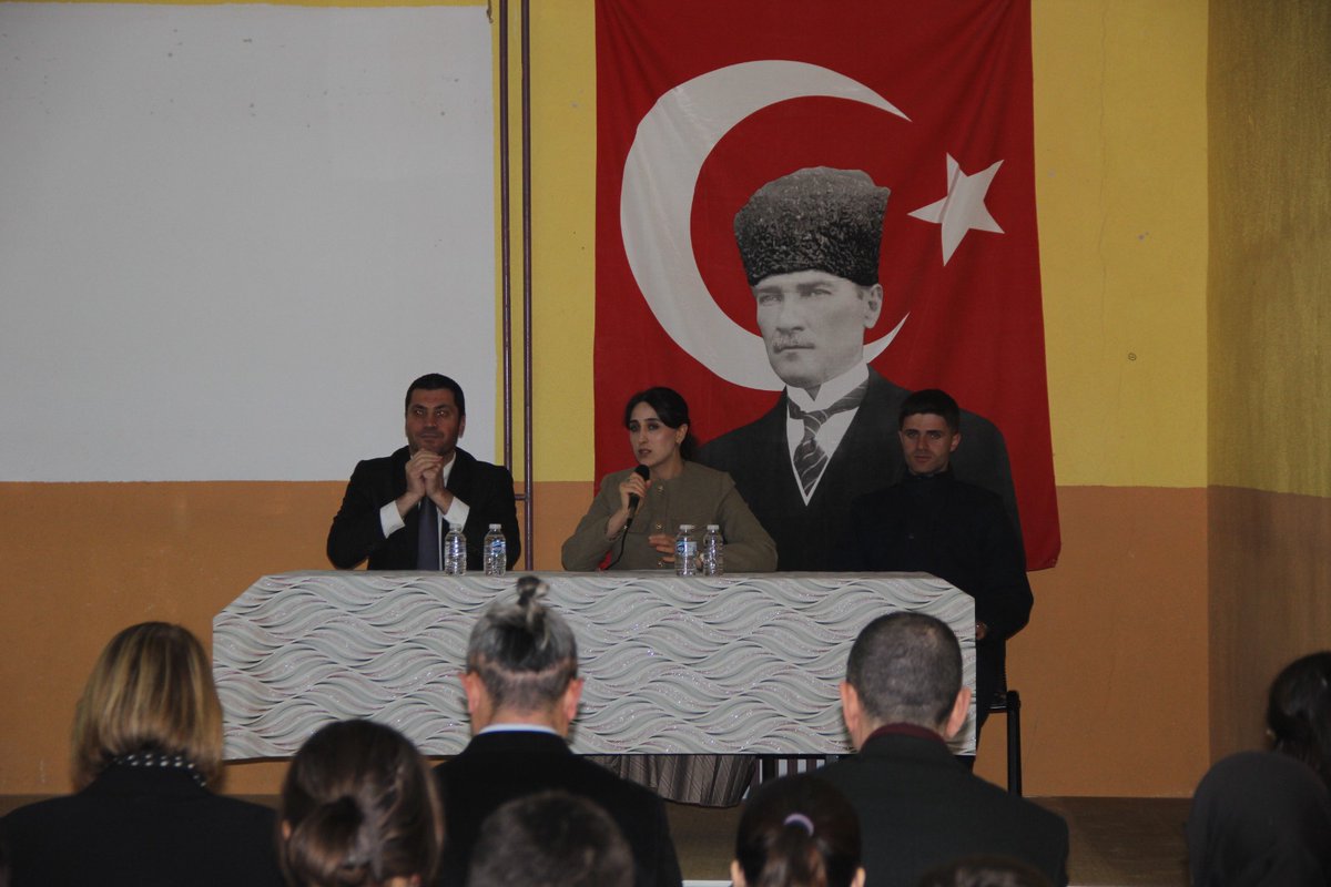 İlçe Kaymakamımız Sayın Hilal Kızılkaya,  Liselere Geçiş Sınavı öncesinde öğrencilerimize moral ve  motivasyon olması amacıyla İlçe Milli Eğitim Müdürümüz Alaaddin BAYAT ile birlikte 8'inci sınıf öğrencilerimiz ile bir araya geldi.
<a href="/tcmeb/">Millî Eğitim Bakanlığı</a> <a href="/izmir_ilmem/">İzmir İl Milli Eğitim Müdürlüğü</a> <a href="/yahsiomer/">Dr. Ömer YAHŞİ</a> <a href="/ABayat76/">alaaddin bayat</a>