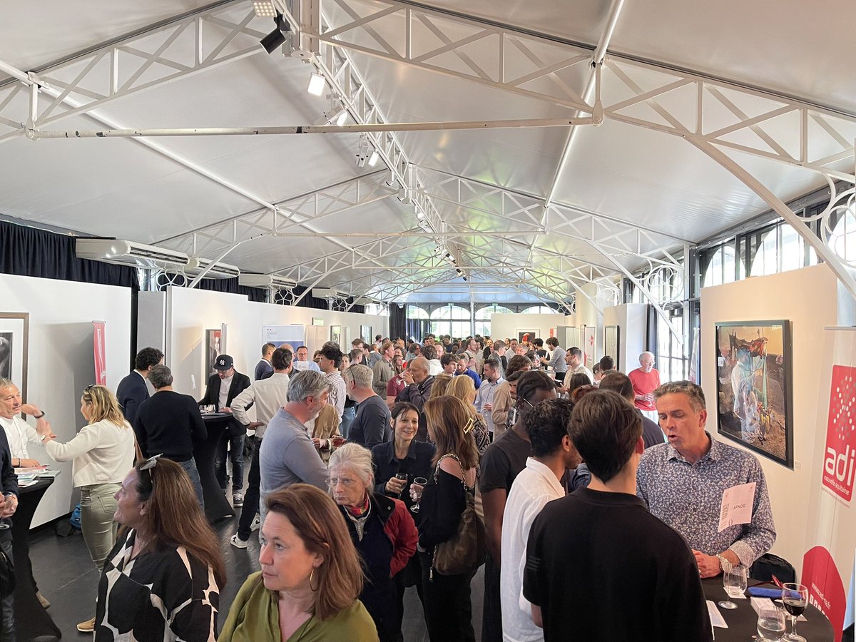 FrenchTechBdx's tweet photo. Afterwork #FrenchTechCentral 🐓
Cette initiative existe depuis 5 ans, et nous sommes fiers d’avoir 24 acteurs publics à nos côtés 🙏
Ce soir, 17 acteurs sont à votre disposition ☝️
Chaque année, ce sont 350 entreprises qui en bénéficient 🤝
Merci aux acteurs publics ! 👏 https://t.co/lbSVnXyRkC