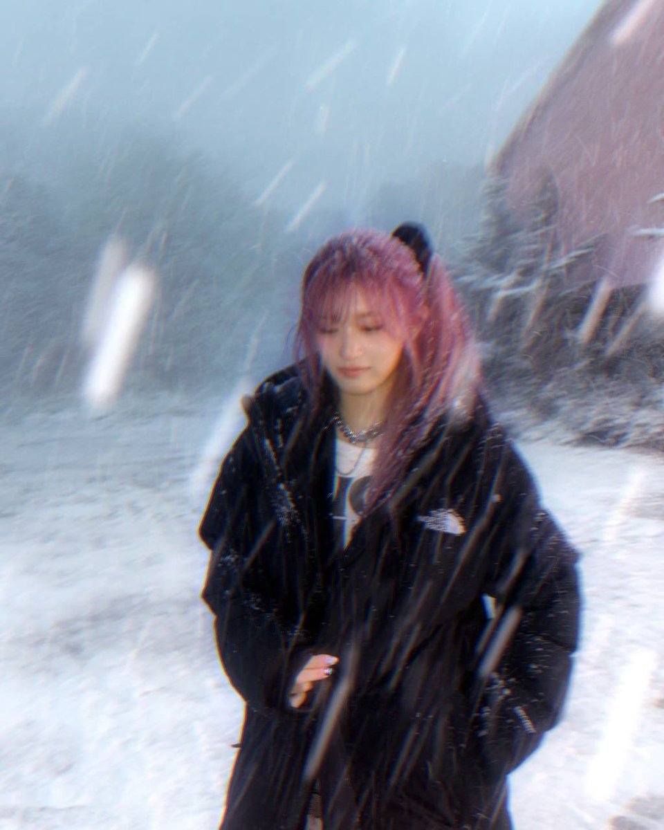HYUNS3O's tweet photo. ໑ৎ ׁ  ׅ 𝓉𝑚𝑖 𝓉𝑖𝑚𝑒 :; почему выпал снег 
в апреле ? ㅠㅠ очень хочется 
купаться в солнечных лучах, а 
погода выдает такое ... в любом 
случае, нам не будет скучно, 
несмотря на любую погоду, 
правда ? https://t.co/pHsWWqZs2h