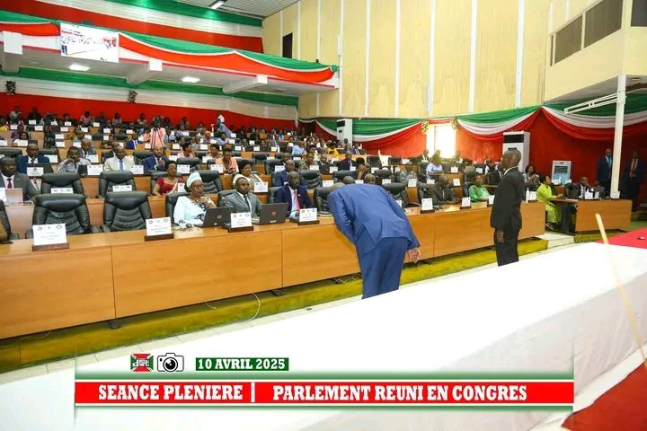 <a href="/BurundiGov/">Primature de la République du Burundi</a>: Le 1er Ministre Burundais #Ndirakobuca_Gervais, présente devant les deux chambres du Parlement réunis en congrès, le Rapport de mise en œuvre du Plan de Travail et Budget Annuel (PTBA) pour le 1er semestre, exercice budgétaire 2024-2025 à l'hémicycle de Kigobe.

Les