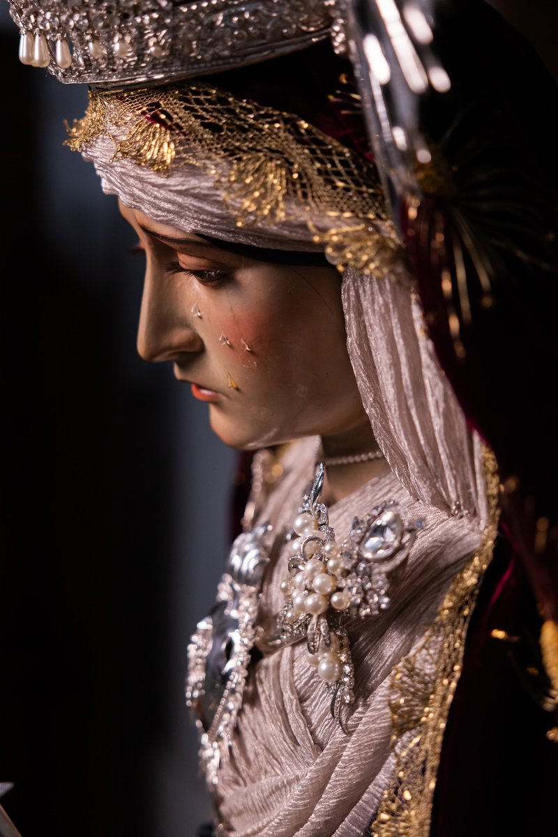 Nuestra Titular ya ha bajado de su Altar para recibir a sus devotos en el Besamanos de mañana, Viernes de Dolores.

Vestidora: Ali Vallejo
📷 <a href="/LMFotosCofrades/">LMFotosCofrades</a>
 
#CofradiasMLG #esclavituddolorosa