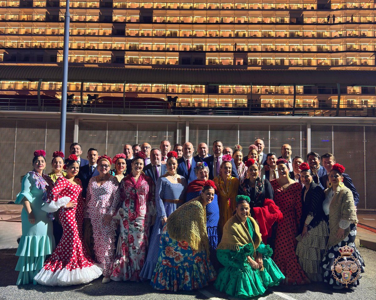 HDADMALAGA's tweet photo. 🟣⚪ CORO | El Coro de la Hermandad participó ayer miércoles en el bautizo del buque Mein Schiff Relax, de la compañía TUI Cruises.
Nuestra formación musical compartió escenario con el cantante internacional Robbie Williams (@robbiewilliams), que actúo como padrino del crucero. https://t.co/LUzZwBZXkt