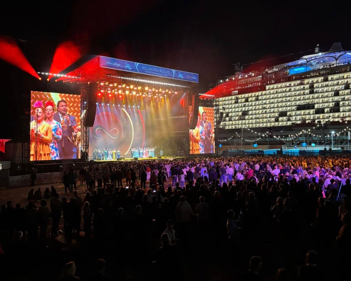 HDADMALAGA's tweet photo. 🟣⚪ CORO | El Coro de la Hermandad participó ayer miércoles en el bautizo del buque Mein Schiff Relax, de la compañía TUI Cruises.
Nuestra formación musical compartió escenario con el cantante internacional Robbie Williams (@robbiewilliams), que actúo como padrino del crucero. https://t.co/LUzZwBZXkt