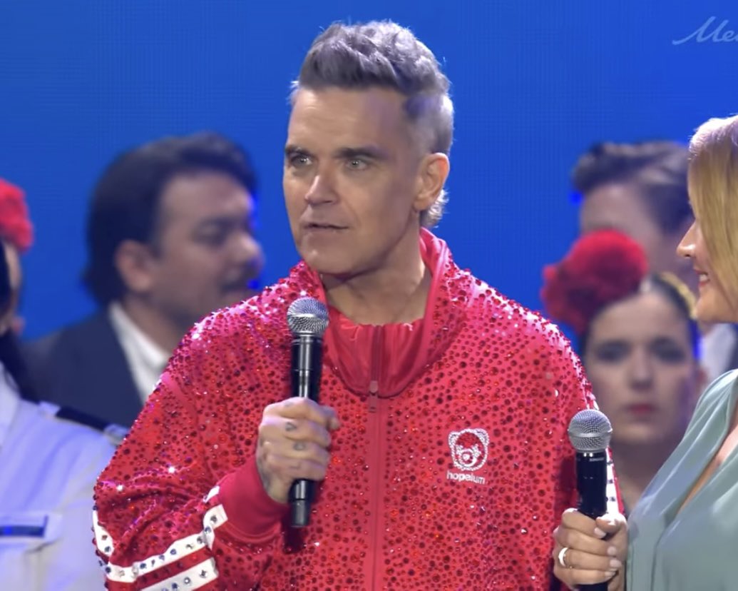 HDADMALAGA's tweet photo. 🟣⚪ CORO | El Coro de la Hermandad participó ayer miércoles en el bautizo del buque Mein Schiff Relax, de la compañía TUI Cruises.
Nuestra formación musical compartió escenario con el cantante internacional Robbie Williams (@robbiewilliams), que actúo como padrino del crucero. https://t.co/LUzZwBZXkt