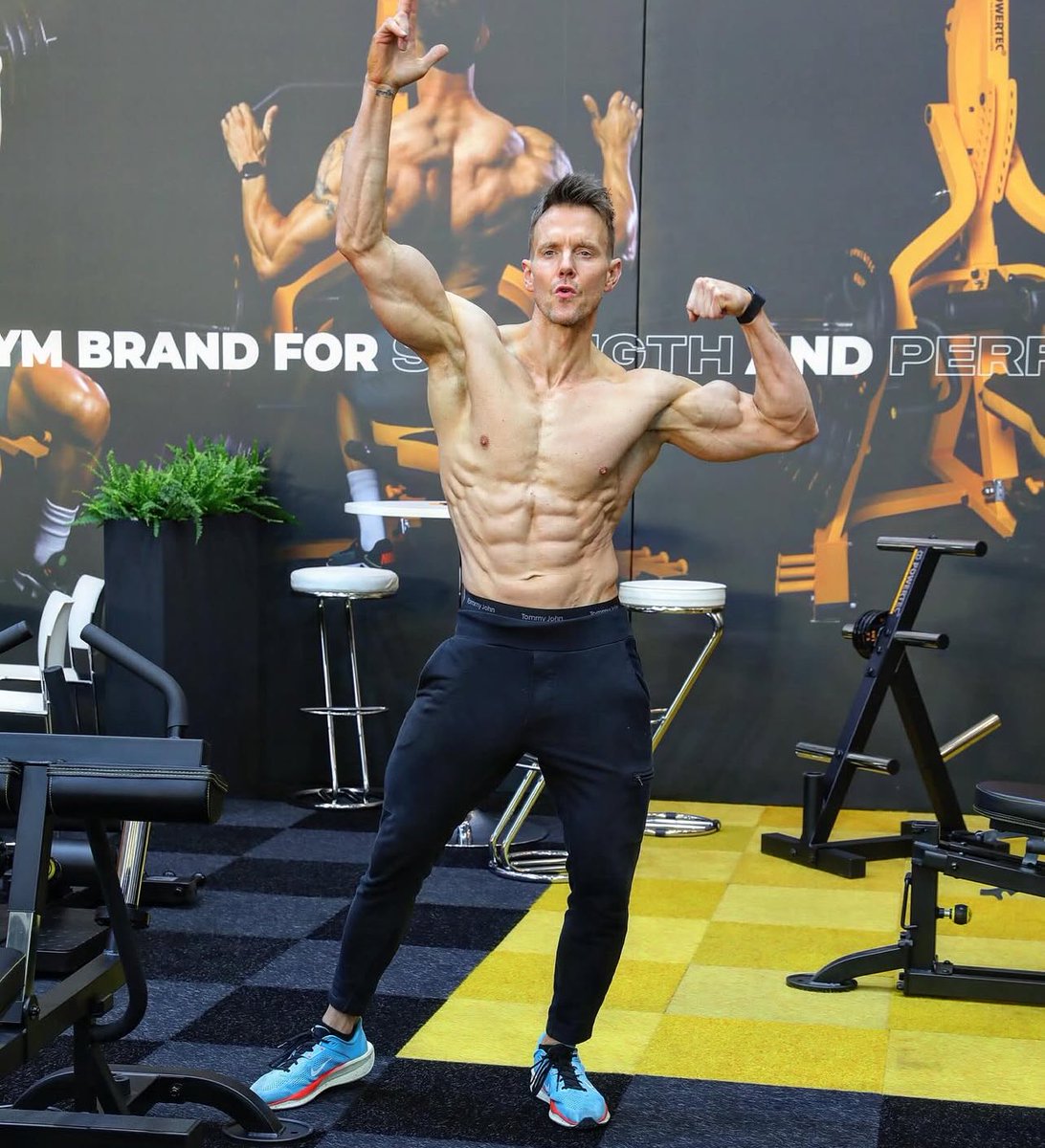 RobRiches's tweet photo. When I turned 41, I worried my best physique days were behind me. A big shoot pushed me to lock in: clean eating, heavy training, abs/cardio split. 6 weeks later, I’m in the best shape I’ve been in a decade.

Consistency > motivation. Health-span is the new goal. https://t.co/4vtHUOlFQw