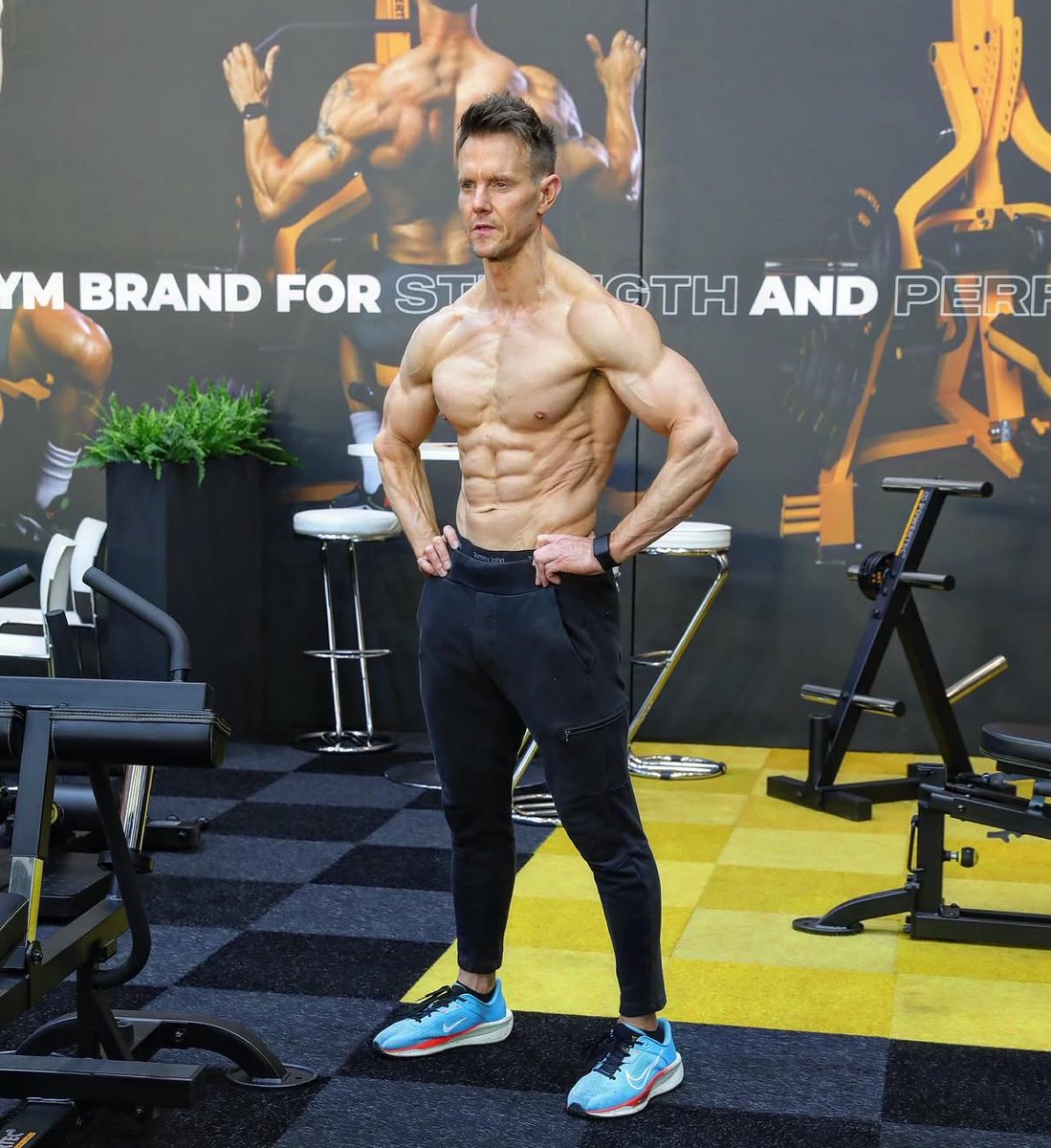 RobRiches's tweet photo. When I turned 41, I worried my best physique days were behind me. A big shoot pushed me to lock in: clean eating, heavy training, abs/cardio split. 6 weeks later, I’m in the best shape I’ve been in a decade.

Consistency > motivation. Health-span is the new goal. https://t.co/4vtHUOlFQw