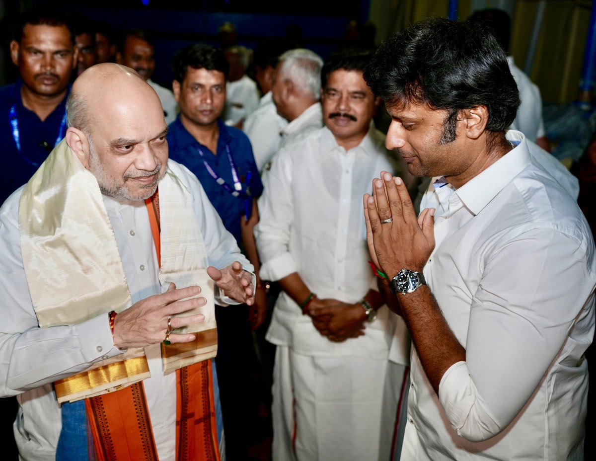 VinojBJP's tweet photo. Last night he said, people of Tamilnadu are fed up with @arivalayam corruption and tonight he is here to ensure they are sent home packing in 2026. Welcome Chanakya shri @AmitShah ji https://t.co/Z6zYDrhAeV