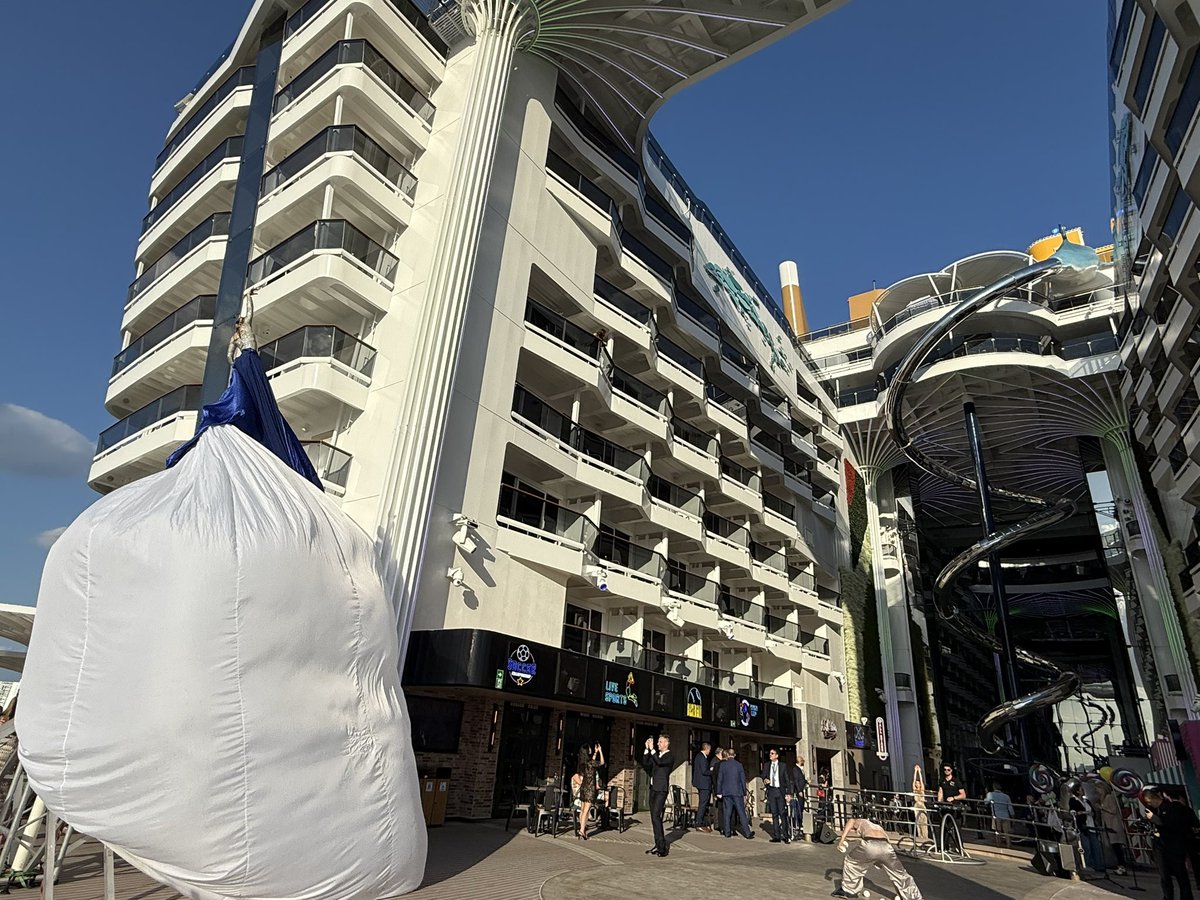 raisarivas's tweet photo. Después de ver el MSC World América en construcción en el astillero Chantiers de l’Atlantique, en Francia, es emocionante verlo convertido en realidad!!! @MSCCruisesUSA Welcome to Miami! https://t.co/2lMGO1IHC5