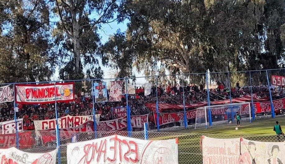 El ultimo equipo que lleno una tribuna en la cancha que jugamos el sabado😅