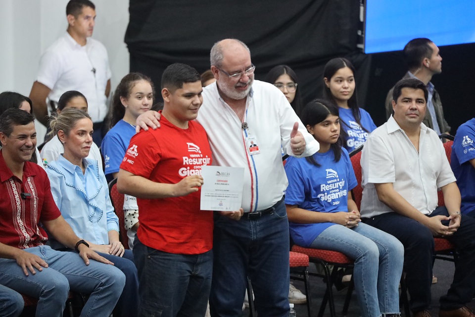 itaipuparaguay's tweet photo. #BecasGobPY 🎓📚 Debido a las inclemencias meteorológicas pronosticadas a nivel país, la ceremonia de entrega de certificados de becas se reprograma para el lunes 14 de abril. Los jóvenes deben presentarse para las 13:00 en el polideportivo Arena de la Secretaría Nacional de Deportes (SND).

✅ Cabe resaltar que este año el Programa Becas Gobierno del Paraguay marca un hito histórico para la educación paraguaya con la entrega de certificados de adjudicación a los 6.796 concursantes seleccionados.

Leé aquí 👉  https://t.co/zFD9ZqScIz