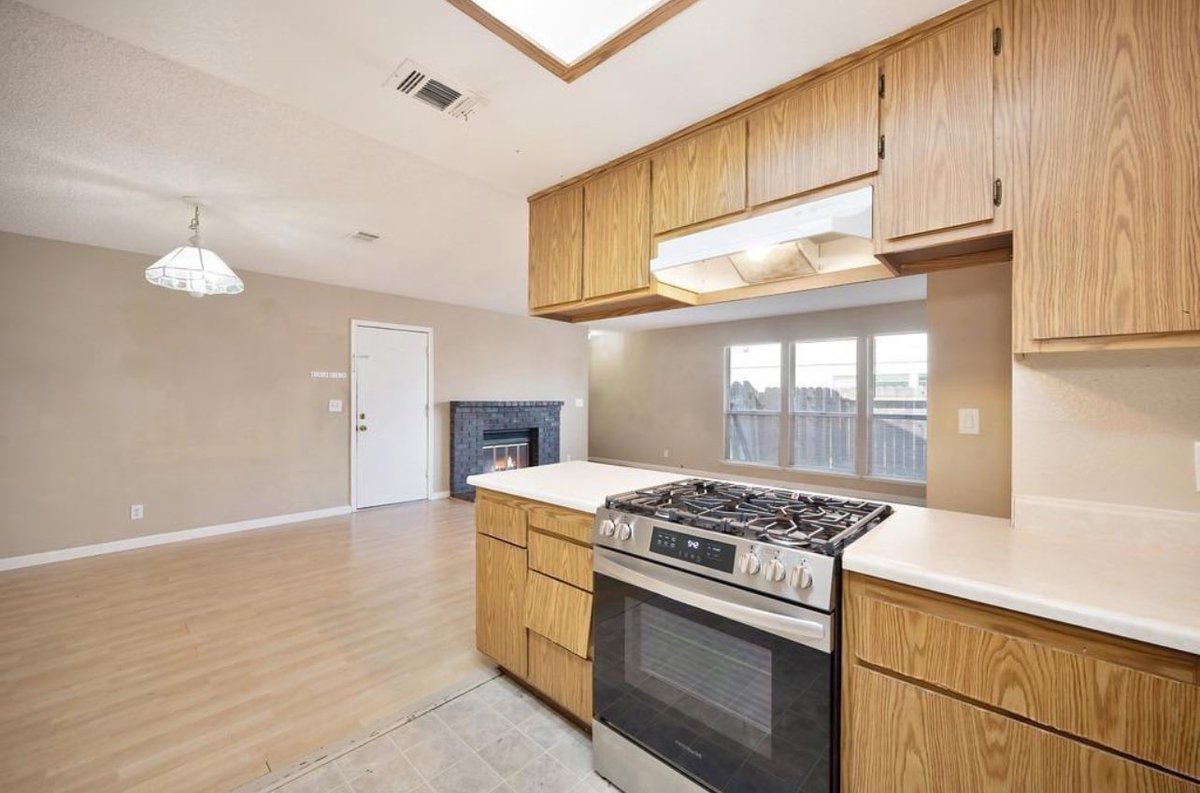 REpro4u's tweet photo. Great cosmetic fixer!! 
Offered at $425,000
2 Bed, 2 Bath
No HOA
Large 2 Car Garage
Private Backyard
Walk to Loomis Restaurants! https://t.co/040ZHGrDSe