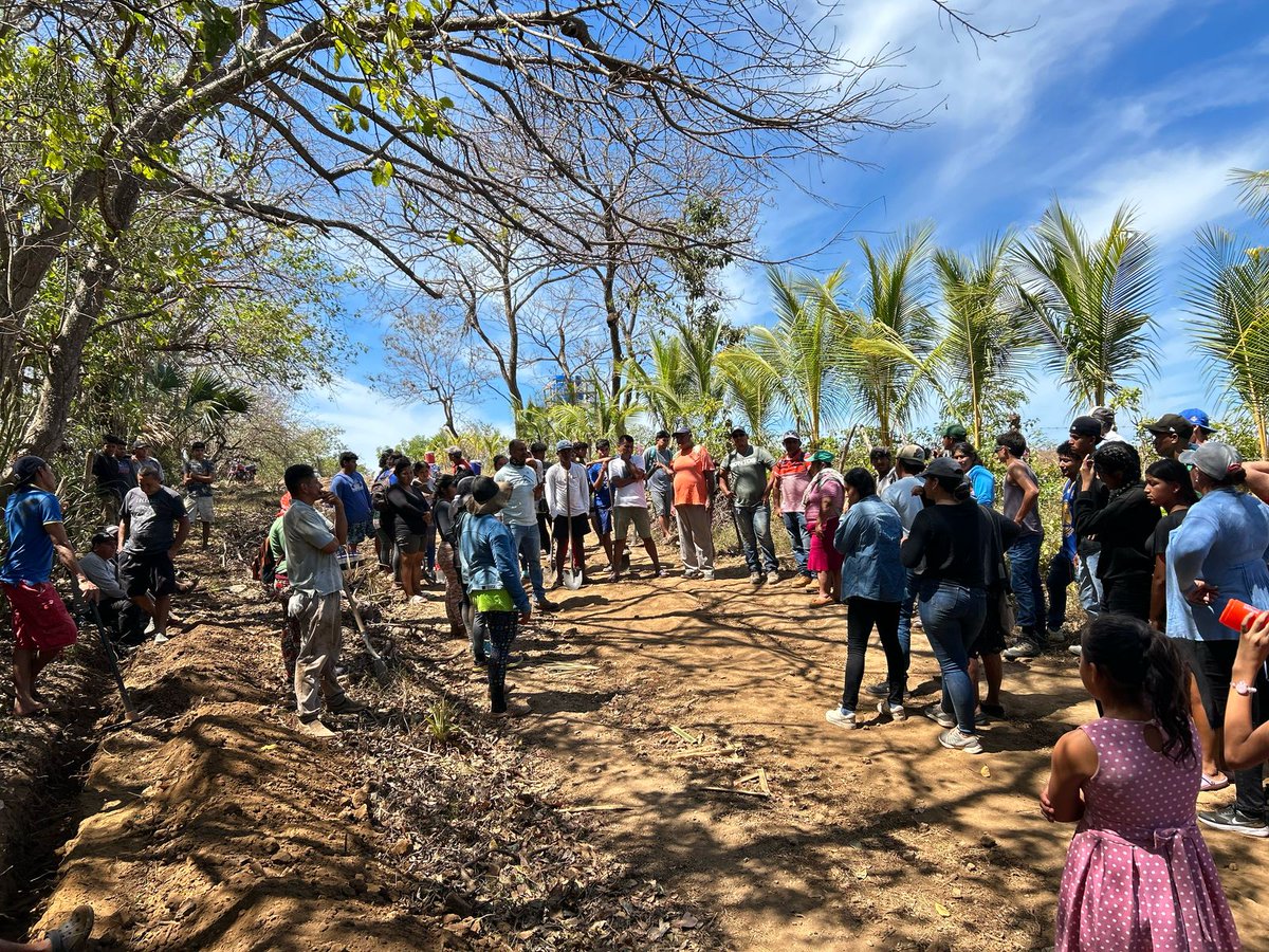 AmigosForChrist's tweet image. In August 2023, the community of Mayocunda celebrated the completion of their clean water system. Today, they’re paying it forward in the community of Manzano 2, who will complete their water system this year. The future is bright!

#PeopleOverProgress #PathToTransformation