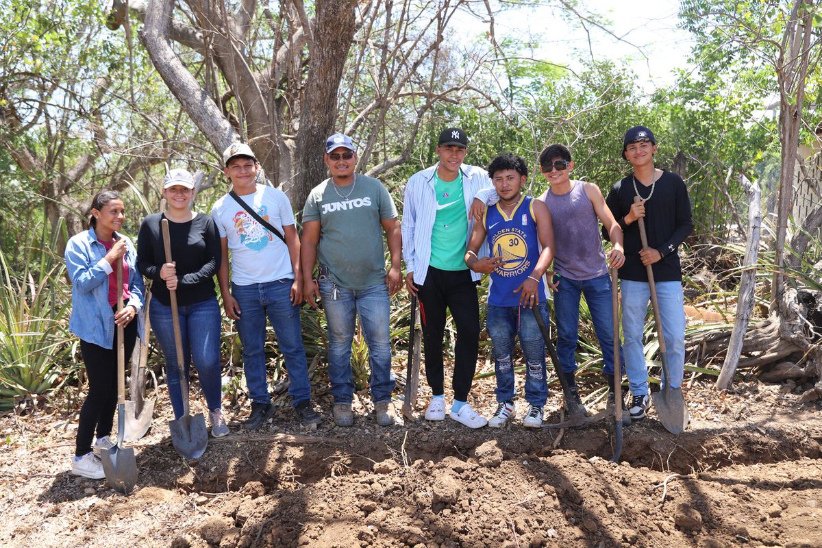 AmigosForChrist's tweet image. In August 2023, the community of Mayocunda celebrated the completion of their clean water system. Today, they’re paying it forward in the community of Manzano 2, who will complete their water system this year. The future is bright!

#PeopleOverProgress #PathToTransformation