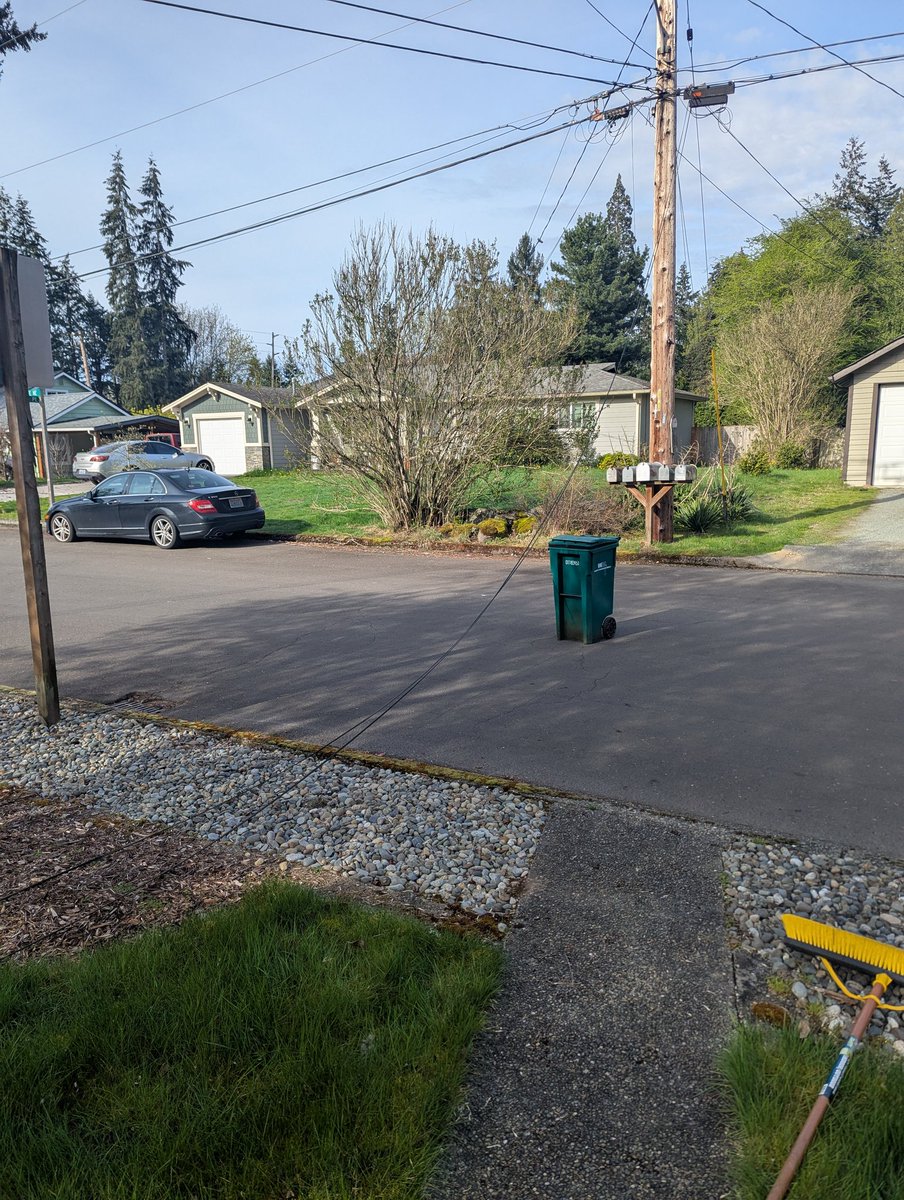 BeardedPixelTV's tweet photo. I've spent the last three hours directing traffic and lifting these wires so cars can go by. waiting on @AskZiplyFiber to get someone out here to fix it but they candy give me a solid eta https://t.co/GnsmY5DXMS
