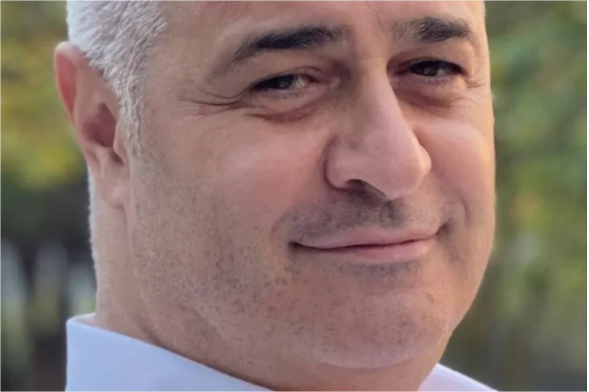 1-) Bu adam kim biliyor musunuz? Murat Ongun'un çocukluk arkadaşı Mustafa Nihat Sütlaş. 2019 yılına kadar Giresun'da küçük bir dükkanda telefon aksesuarları satıyordu. Murat Ongun, Medya AŞ'nin başına geçince yakın arkadaşı Sütlaş da İstanbul'a taşındı ve yüz milyonlarca lira