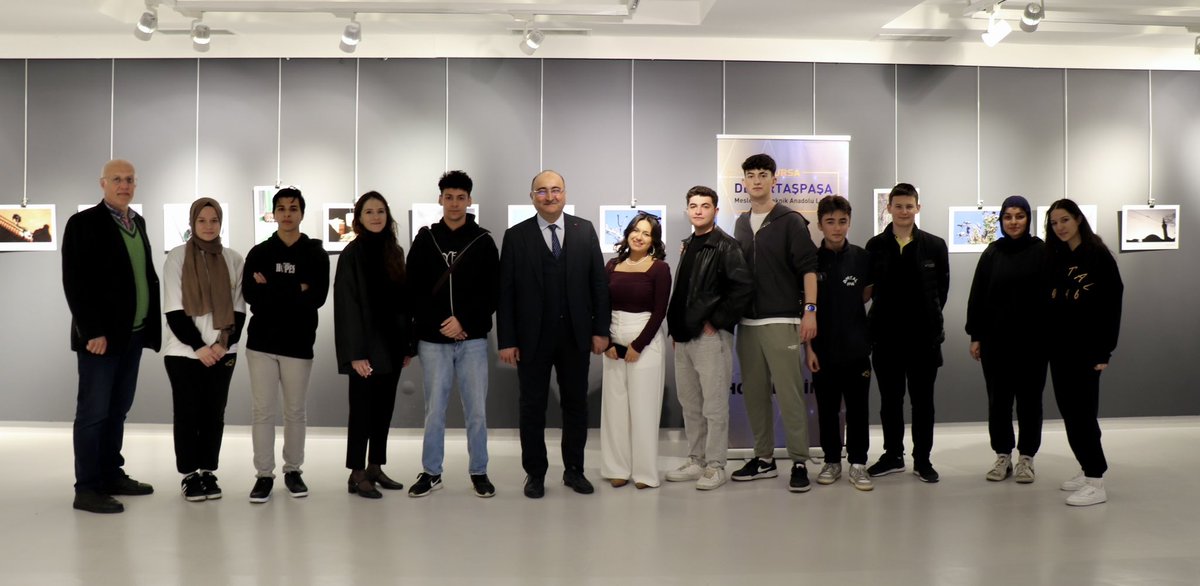 Marmara Üniversitesi MYO Matbaa Eğitimi Bölümü ve Zübeyde Hanım Kız MTAL iş birliğiyle yapılan ‘Şehir ve Yaşam’ temalı sergimizin açılışını bugün,Sn.İlçe Milli Eğitim Müdürümüz Metin Sezer ve Osmangazi Şube müdürlerimizin katılımıyla gerçekleştirdik. <a href="/Osmangazi_MEM/">Osmangazi İlçe Milli Eğitim Müdürlüğü</a> <a href="/MetinSEZER_16/">Metin SEZER</a>