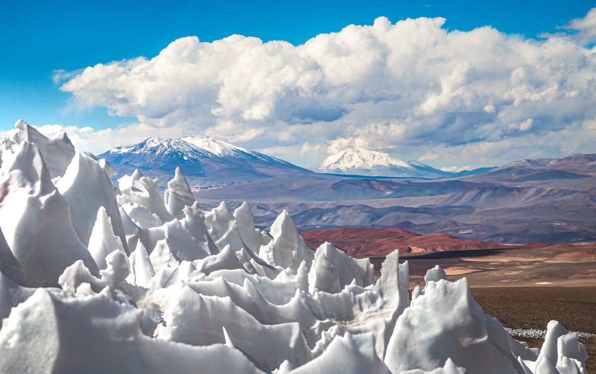#Argentina 
El Mte Pissis (6,795m) de #MujerMontaña
La montaña más valiosa es aquella que te pone de rodillas: ante el viento y el frío, frente a lo interminable del ascenso y las tormentas internas que desata...
✏️ y 📷👇
acortar.link/lVxfRC