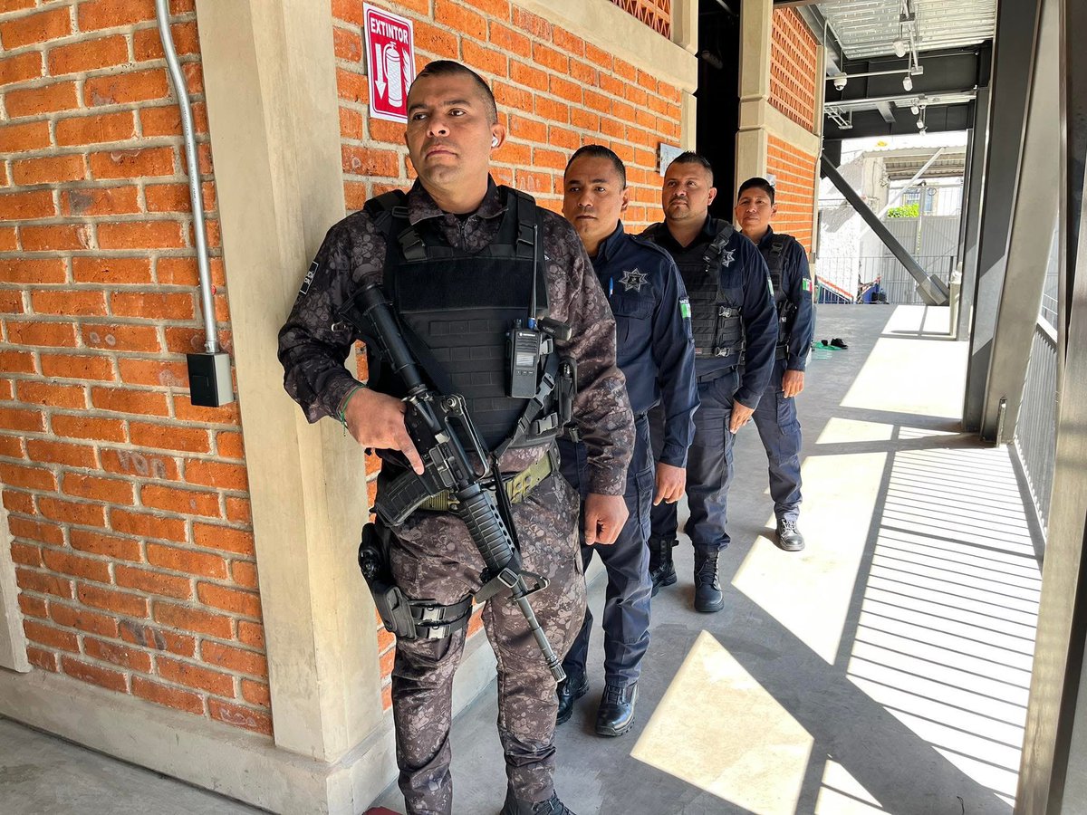 Con la finalidad de mantener la salud visual en óptimas condiciones de los elementos operativos y administrativos de esta Secretaría, el día de hoy, el Secretario Marco Antonio Castañeda Aguila, implementó la revisión óptica a los oficiales con la empresa Polióptica.