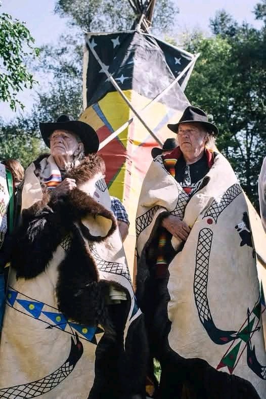 Willie Nelson and Neil Young being honored with Buffalo robes in Nebraska for their help in protecting tribes from the Keystone pipe lines...
HOKA !!!!!!!