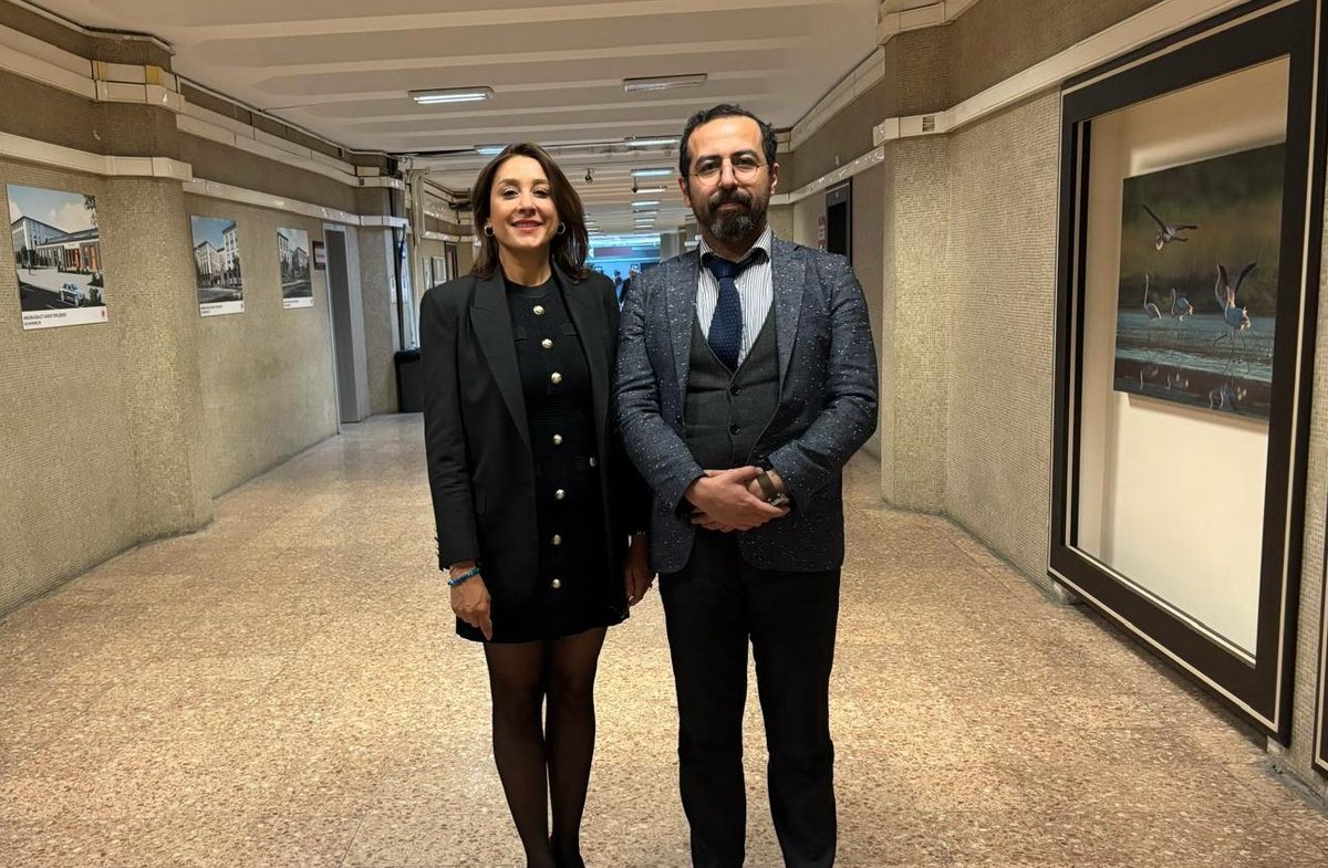 Cumhuriyete ait bu kadın, "Gezi onurumuzdur",  Sivas davası kararı sonrası "Adaletiniz batsın" dediği için bugün ifade verdi.

Sen bu ülkenin en güzel aydınlığısın!