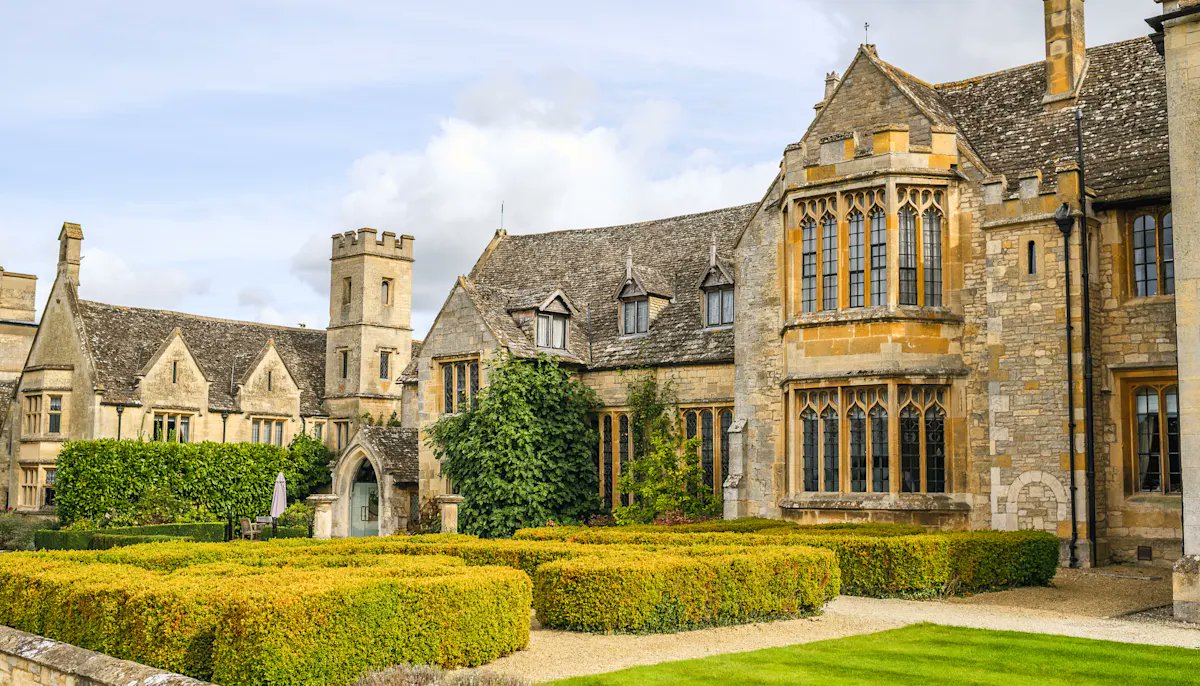 Unwind at Ellenborough Park - a retreat that blends history with modern luxury 🥰

Indulge in spa treatments, gourmet dining and soak in the outdoor heated pool. It's the perfect place to relax, recharge, and reconnect 💛🫧

Book now: ow.ly/4VEW50VrFZm