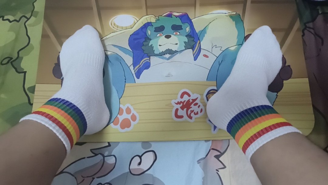 5921furry's tweet photo. 都喜欢看白袜对吗？#白袜 #彩虹🌈 #小胖子 #猪熊 https://t.co/Vq7nvCz2yq